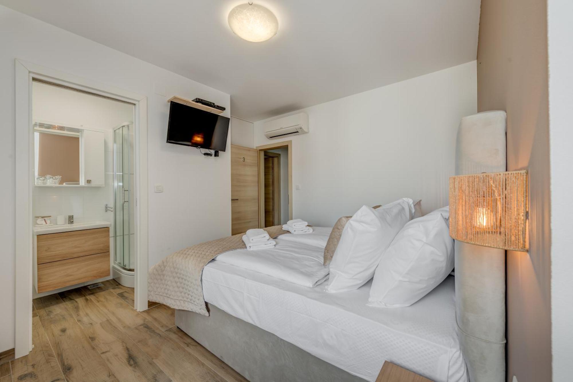 Inmotion Luxury Rooms Split Exterior photo