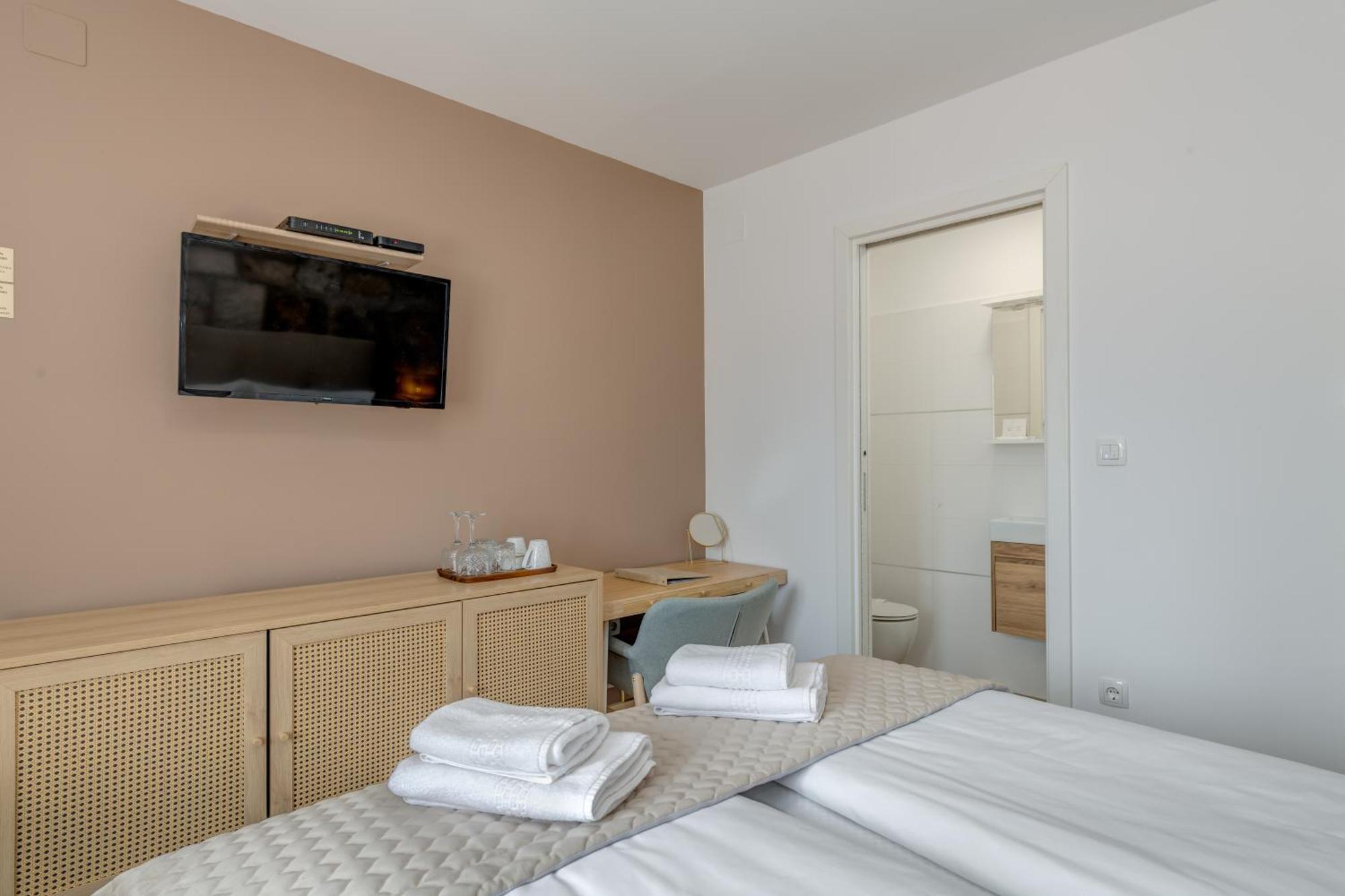 Inmotion Luxury Rooms Split Exterior photo